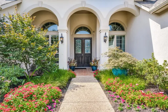 a view of house with garden