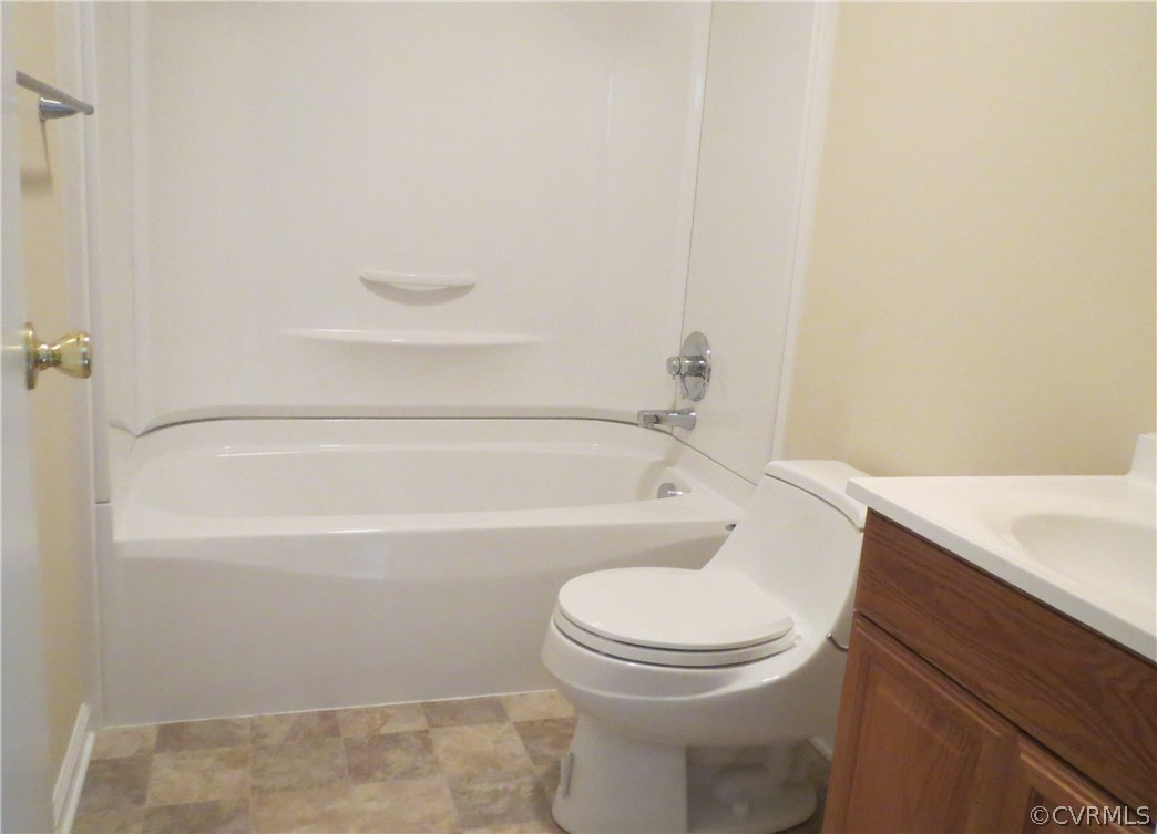 833 Old Ridge Road Farmville, VA 23901 - Photo 8 of 14 a bathroom with a toilet and a bathtub