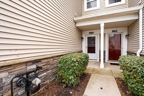 $2,300 | 959 Genesee Drive, Naperville, IL 60563