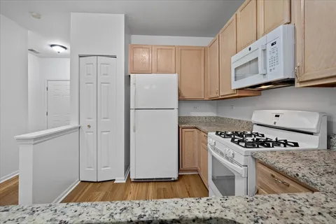 $2,300 | 959 Genesee Drive, Naperville, IL 60563