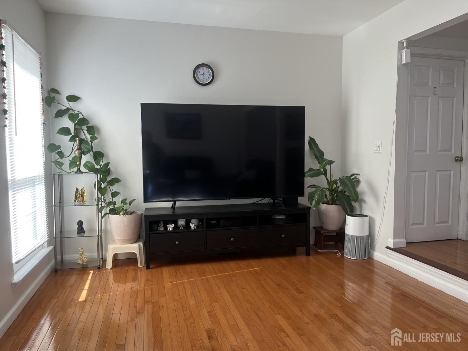 1505 Timber Oaks Road Edison, NJ 08820 - Photo 9 of 27 a living room with furniture and a flat screen tv