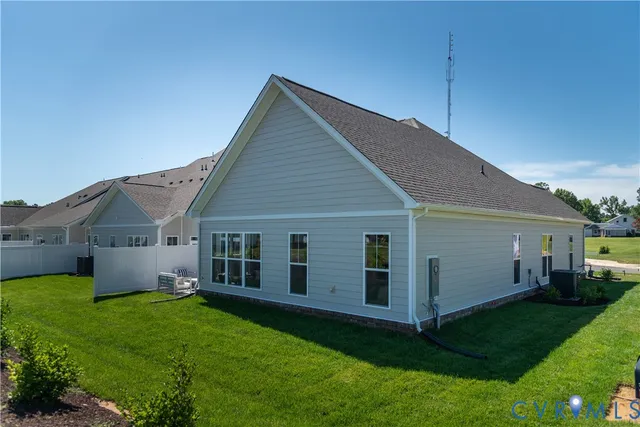 a view of outdoor space yard and porch