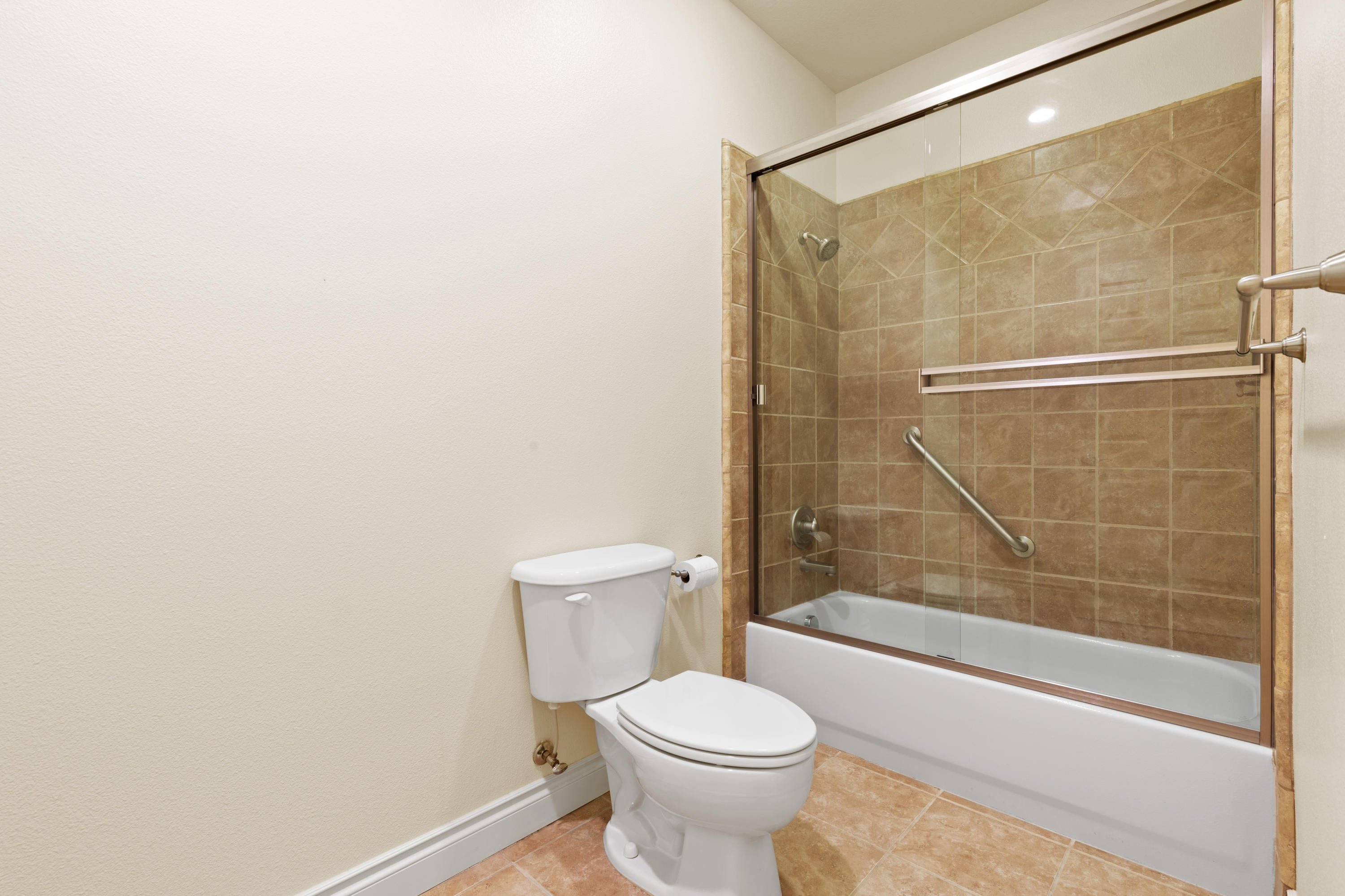 4335-4337 Murryhill Terrace Medford, OR 97504 - Photo 28 of 38 Bathroom #3