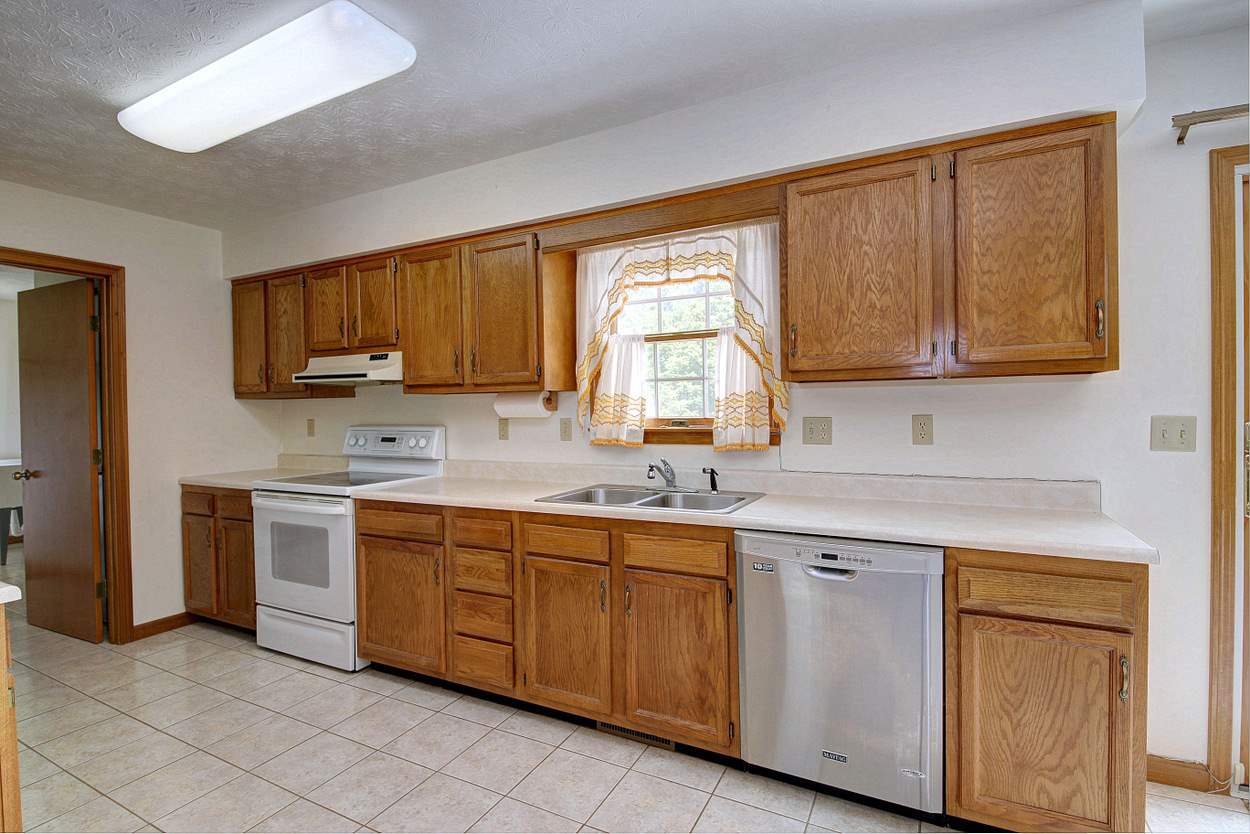 1724 Scott Depot Road Scott Depot, WV 25560 - Photo 12 of 32 Gallery Image 12