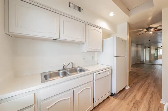 an empty room with closet and ceiling fan