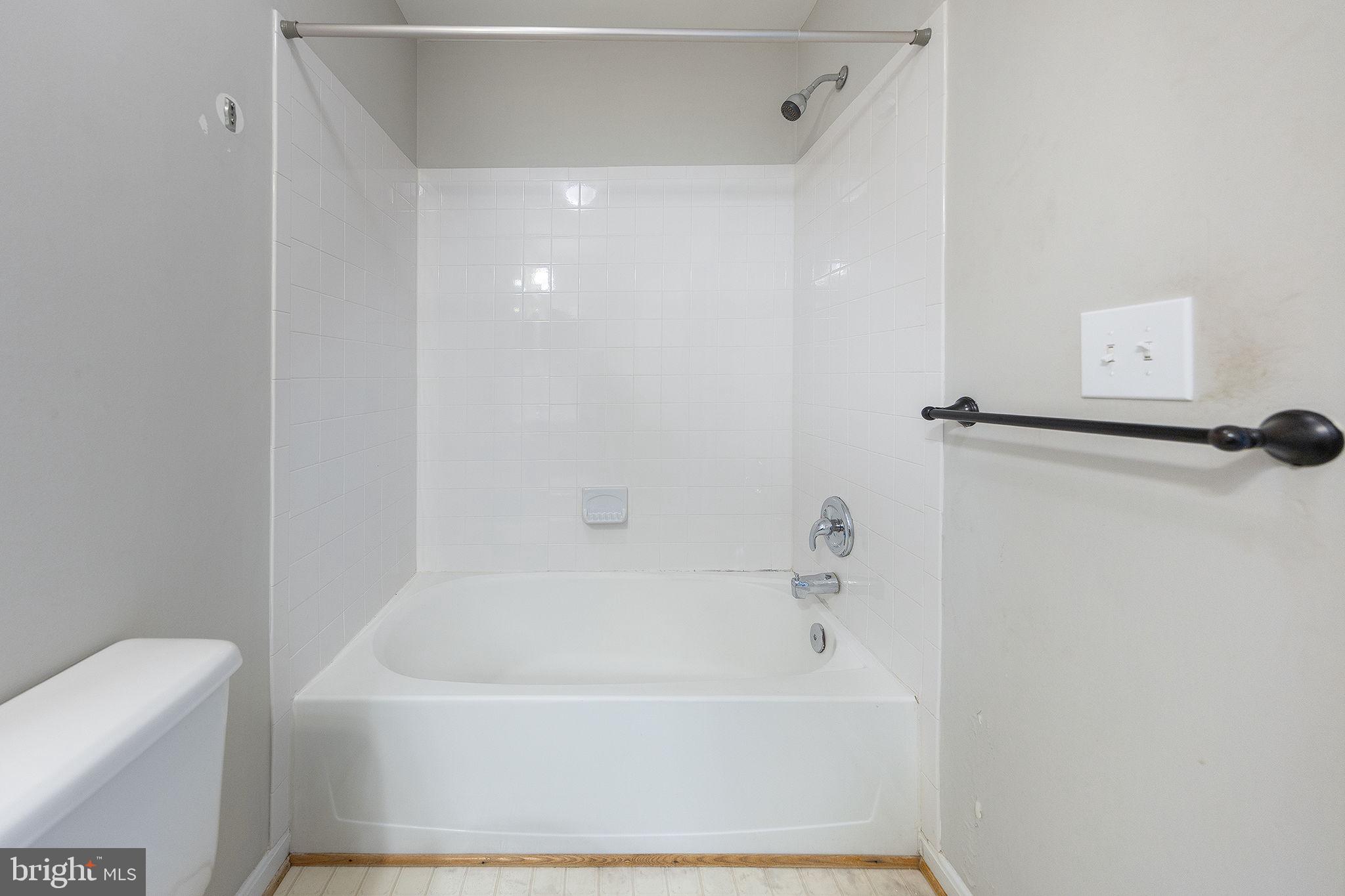 43115 Candlewick Square Leesburg, VA 20176 - Photo 18 of 31 a white bath tub sitting next to a white toilet
