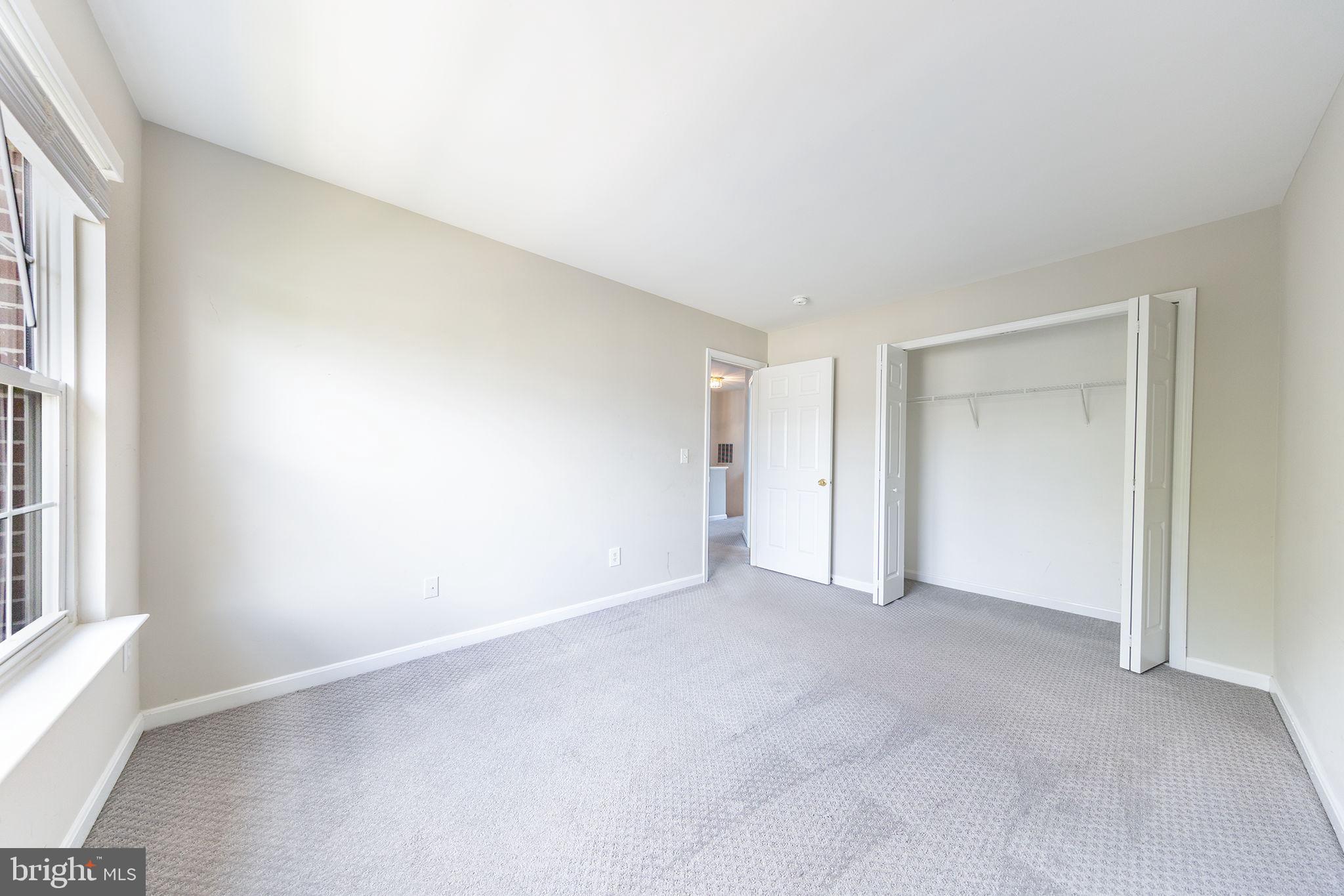 43115 Candlewick Square Leesburg, VA 20176 - Photo 21 of 31 an empty room with a natural light