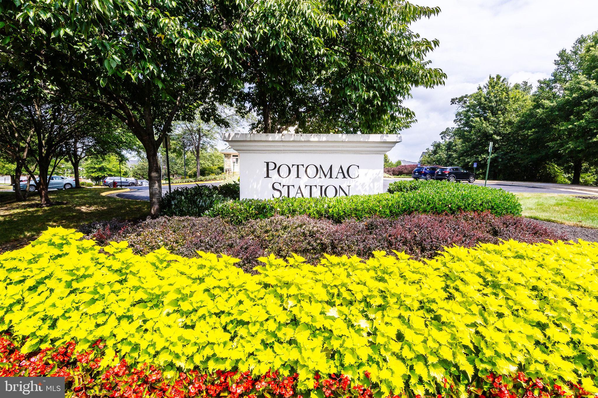43115 Candlewick Square Leesburg, VA 20176 - Photo 29 of 31 a view of a bunch of flowers and trees