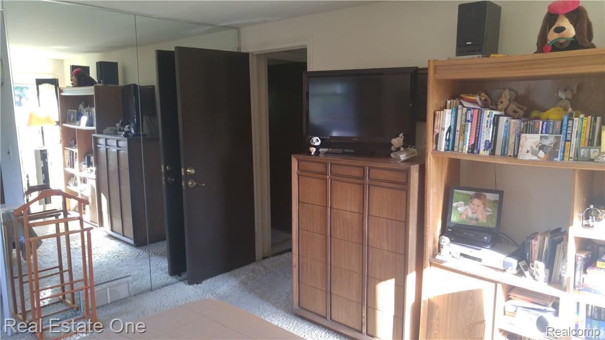 7230 Riverstone Road West Bloomfield, MI 48322 - Photo 14 of 15 master bed 2.jpg