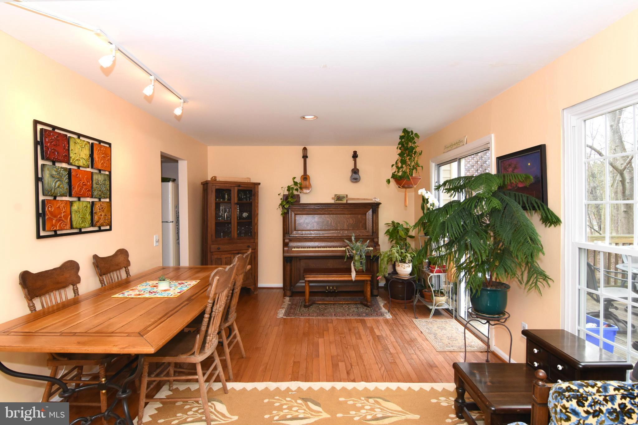 319 Lyric Lane Silver Spring, MD 20901 - Photo 4 of 28 Living Room