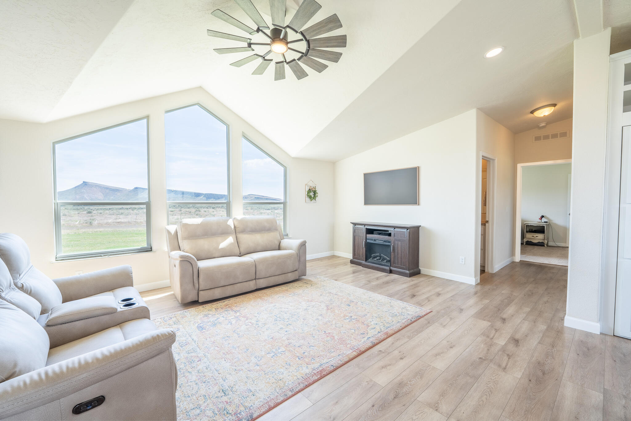 275 Cutoff Road Bellevue, ID 83313 - Photo 8 of 37 Living