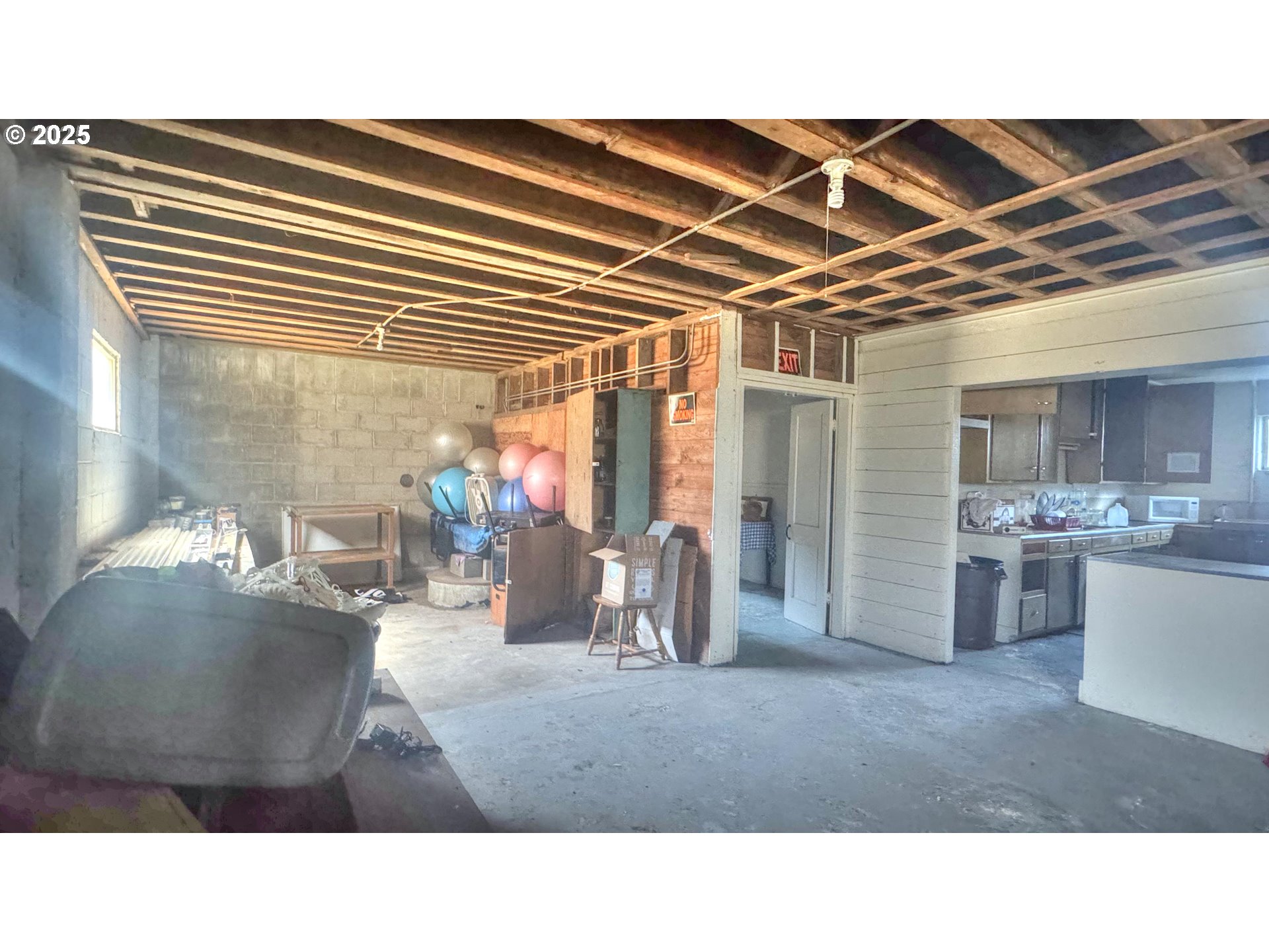 33043 Nesika Road Gold Beach, OR 97444 - Photo 21 of 23 a room with lots of white furniture