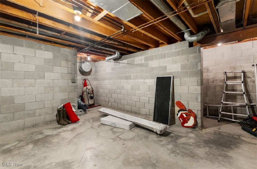 6061 Phillips Rice Road Cortland, OH 44410 - Photo 26 of 34 View of basement