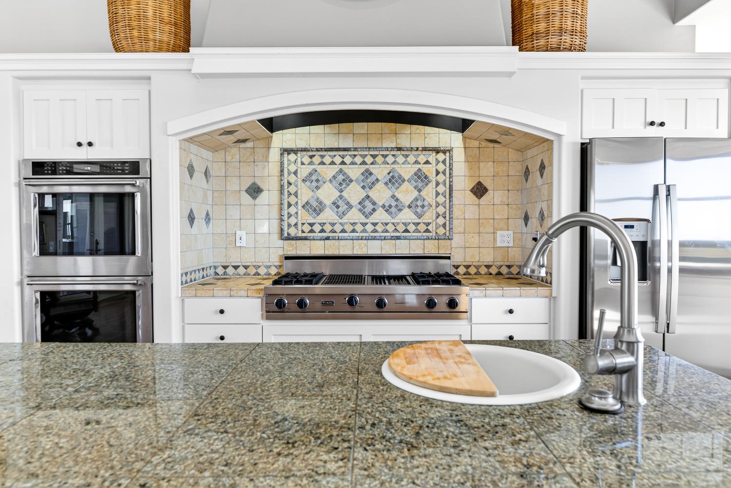 19165 Leopard Court Grass Valley, CA 95949 - Photo 23 of 74 Beautiful backsplash in the kitchen