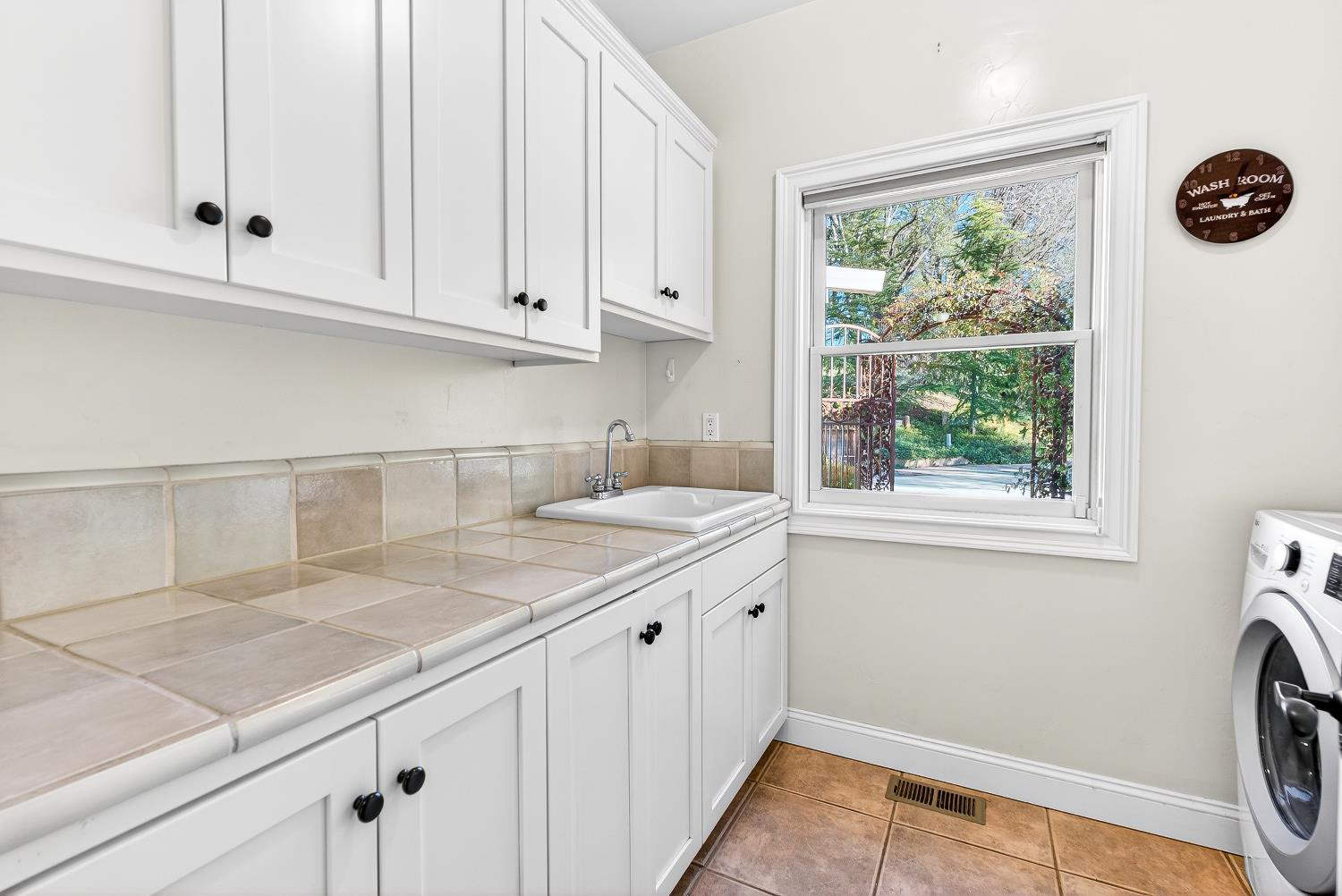 19165 Leopard Court Grass Valley, CA 95949 - Photo 38 of 74 Laundry