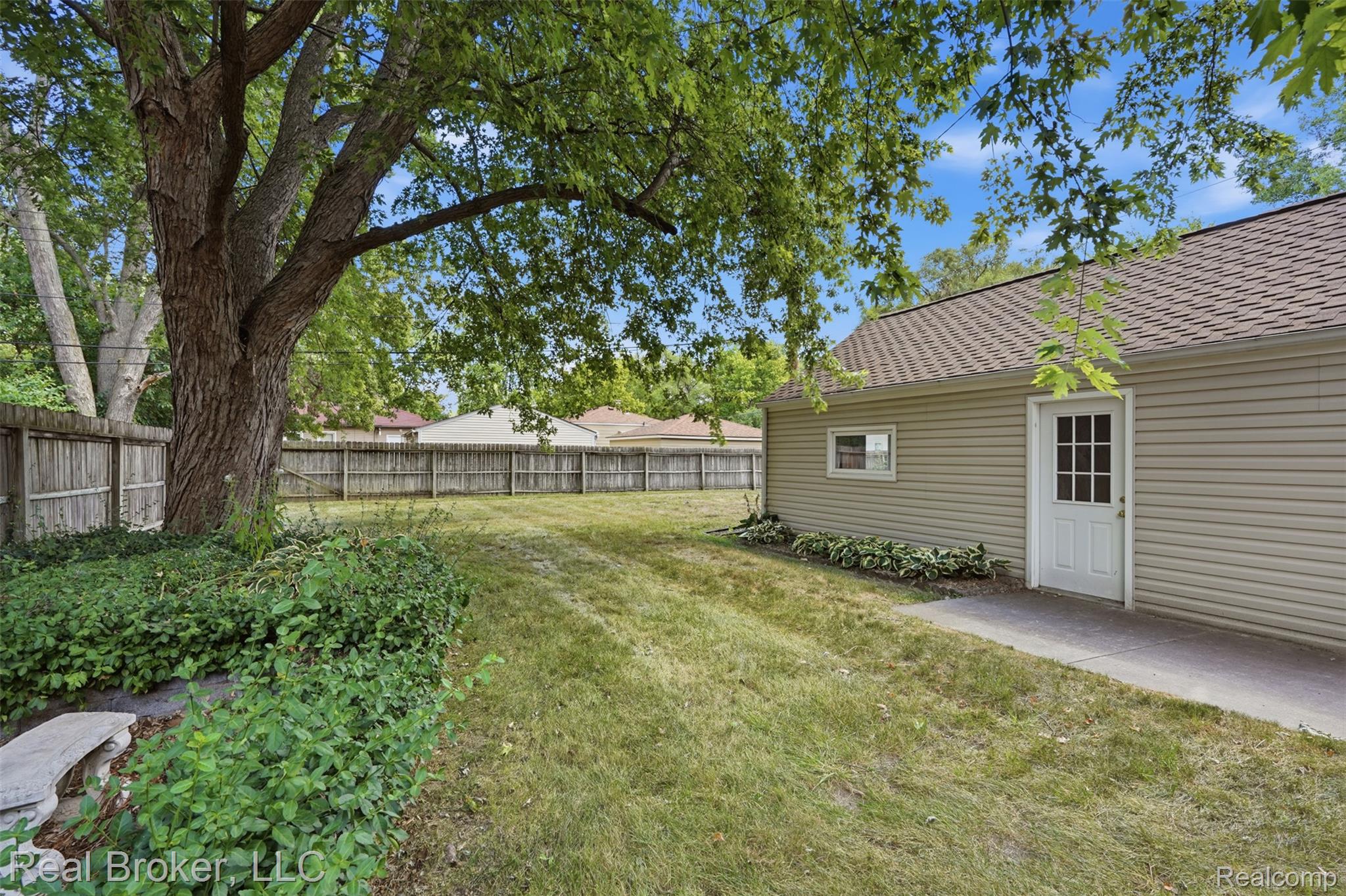 19410 Rensellor Street Livonia, MI 48152 - Photo 29 of 33 Fenced in yard
