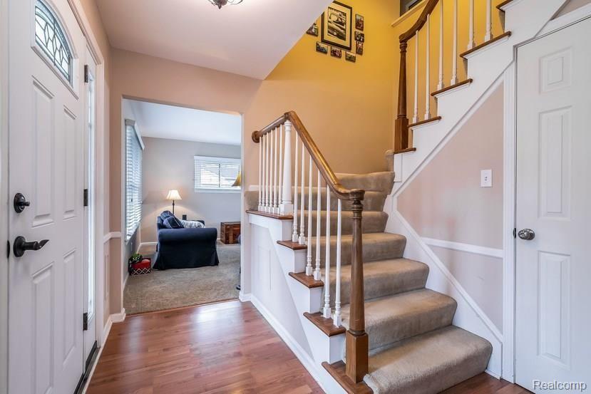 843 Castlebar Drive Rochester, MI 48309 - Photo 5 of 34 005-Foyer-5573626-small.jpg