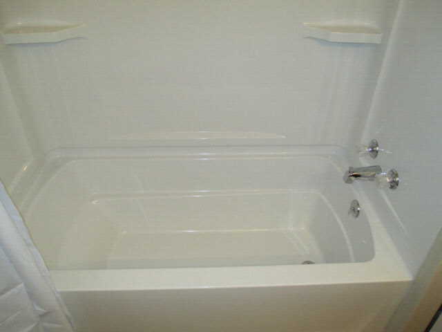 5724 Bear Point Avenue Orange Beach, AL 36561 - Photo 6 of 17 guest bath tub