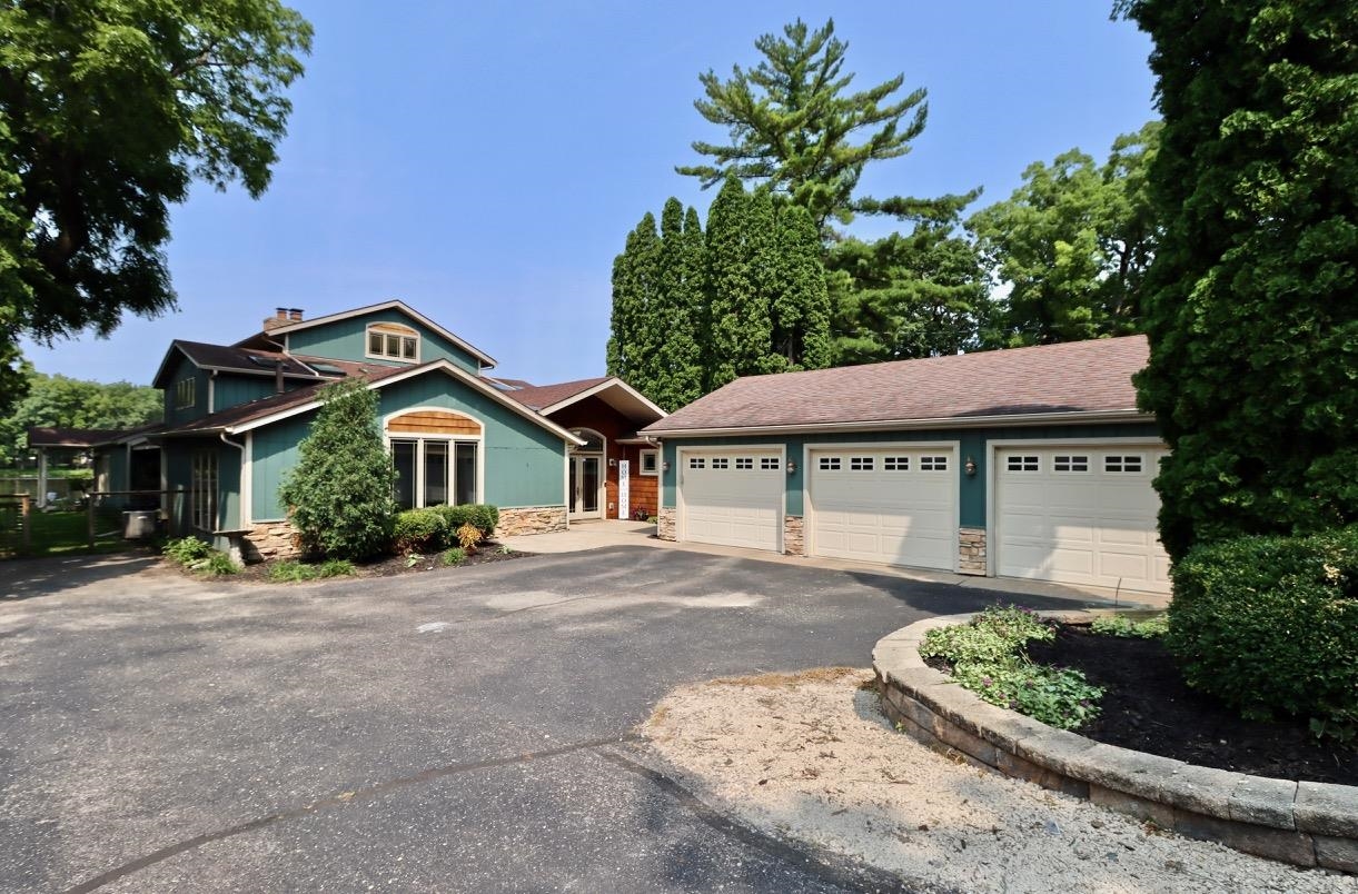 2870 South Riverside Drive Beloit, WI 53511 - Photo 5 of 32 a front view of a house with a garden
