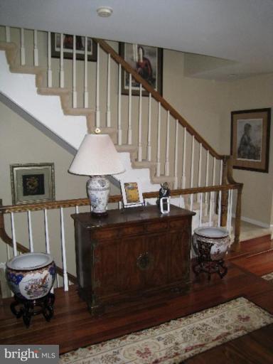 1385 Heritage Oak Way Reston, VA 20194 - Photo 7 of 17 Staircase