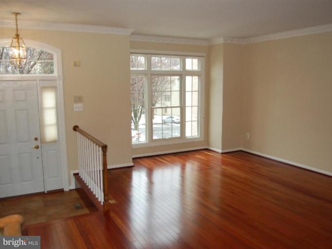1385 Heritage Oak Way Reston, VA 20194 - Photo 8 of 17 Living Room