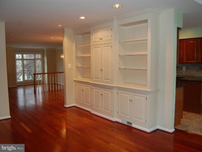 1385 Heritage Oak Way Reston, VA 20194 - Photo 10 of 17 Family Room