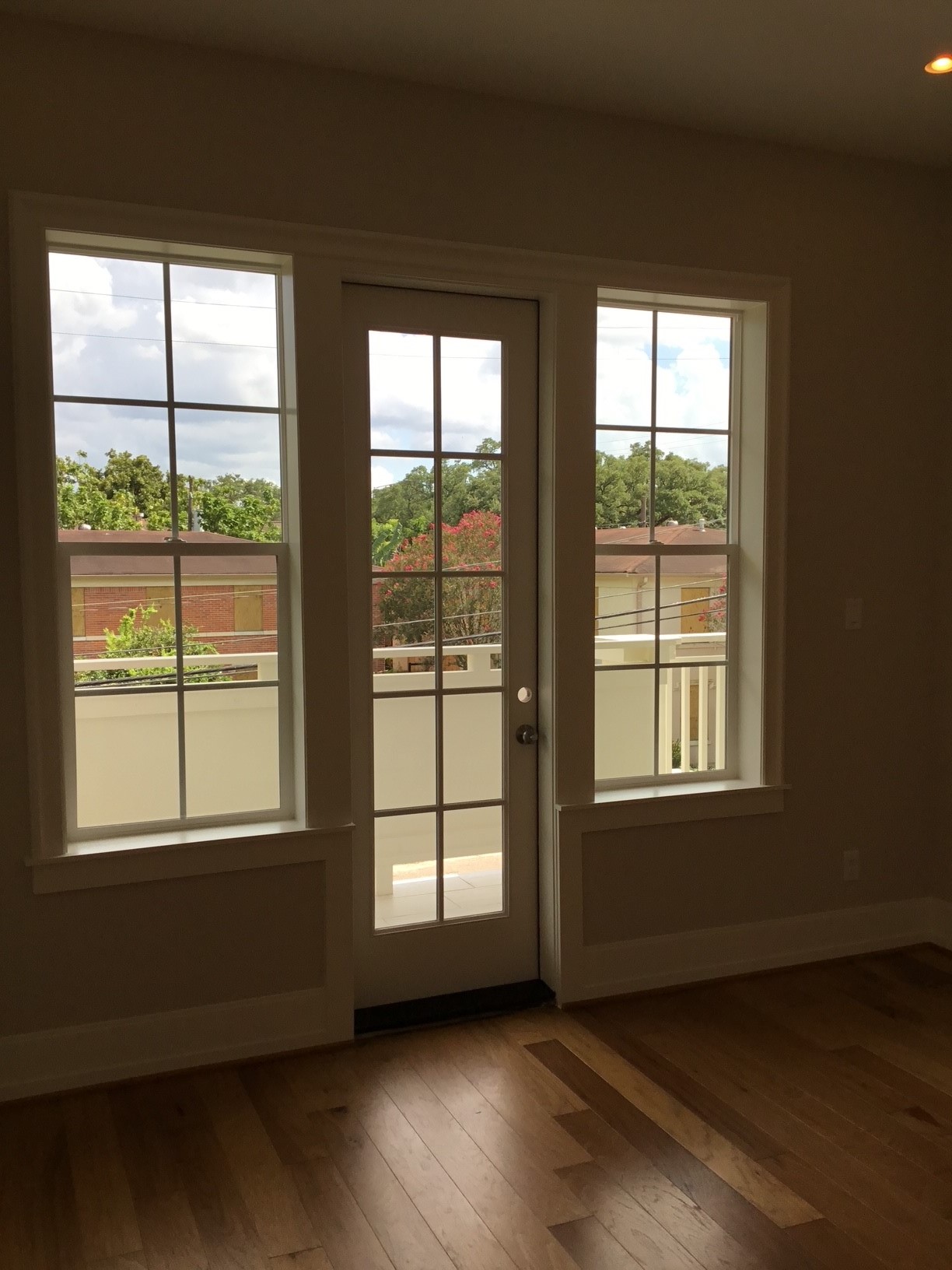 1116 Bartlett Street, Unit B Houston, TX 77006 - Photo 6 of 22 an empty room with wooden floor and windows