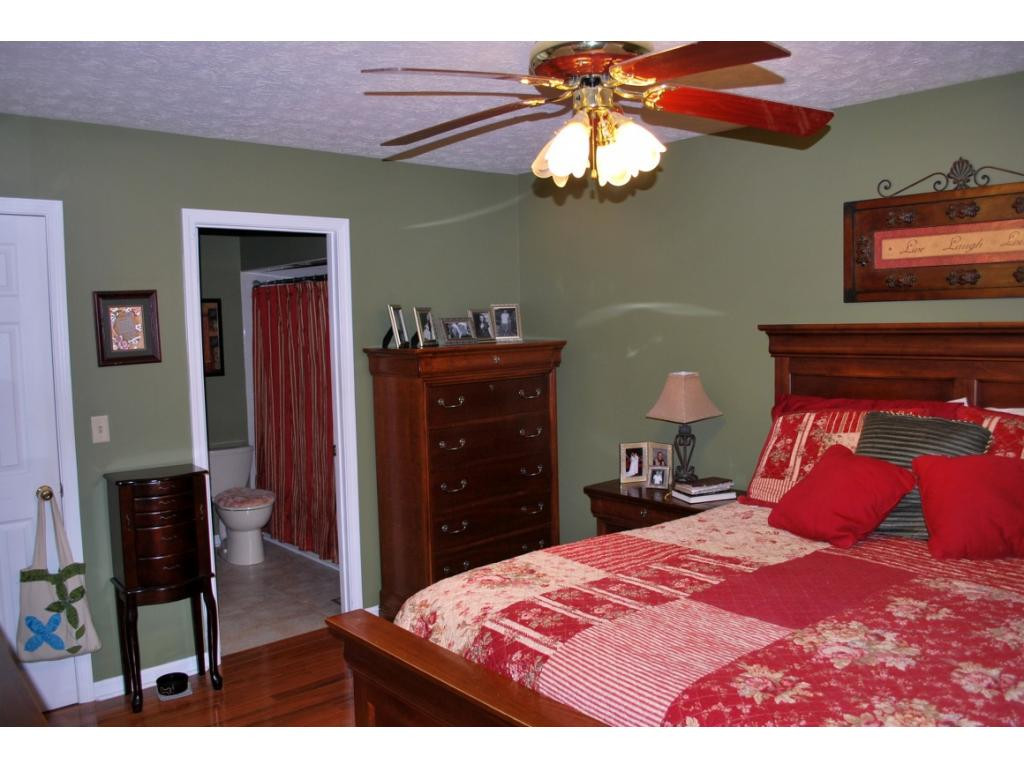 712 Bell Ridge Road Kingsport, TN 37665 - Photo 19 of 33 MASTER BEDROOM