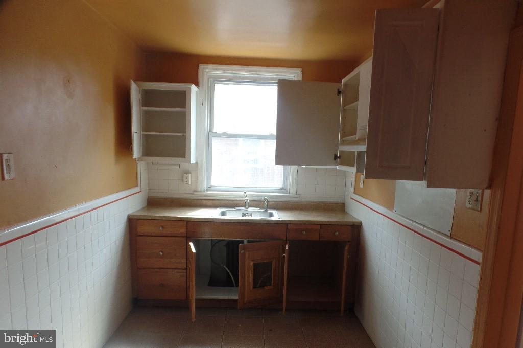 6822 Radbourne Road Upper Darby, PA 19082 - Photo 9 of 30