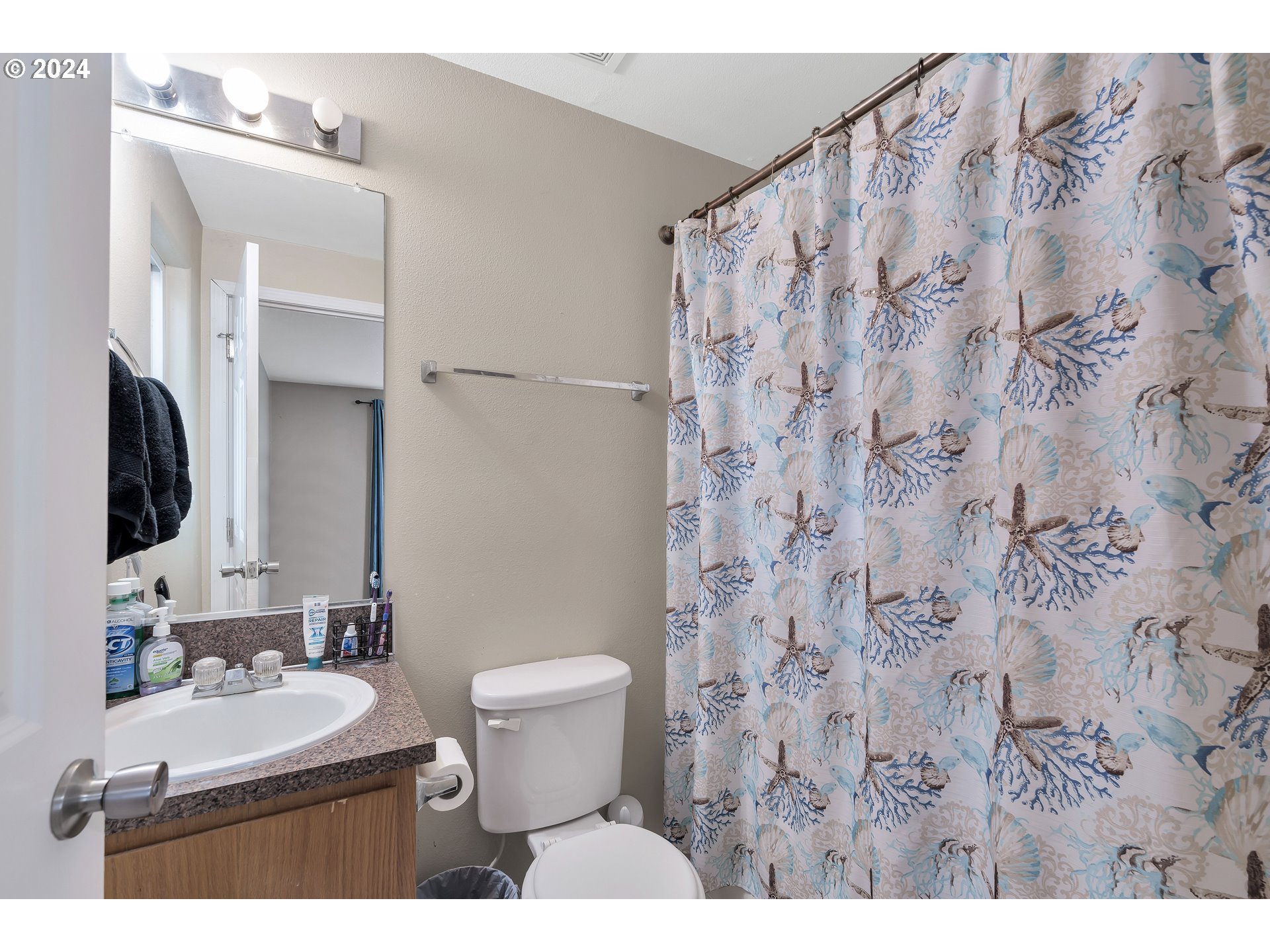 325 Cosmo Street Lafayette, OR 97127 - Photo 22 of 29 a bathroom with a sink toilet and shower