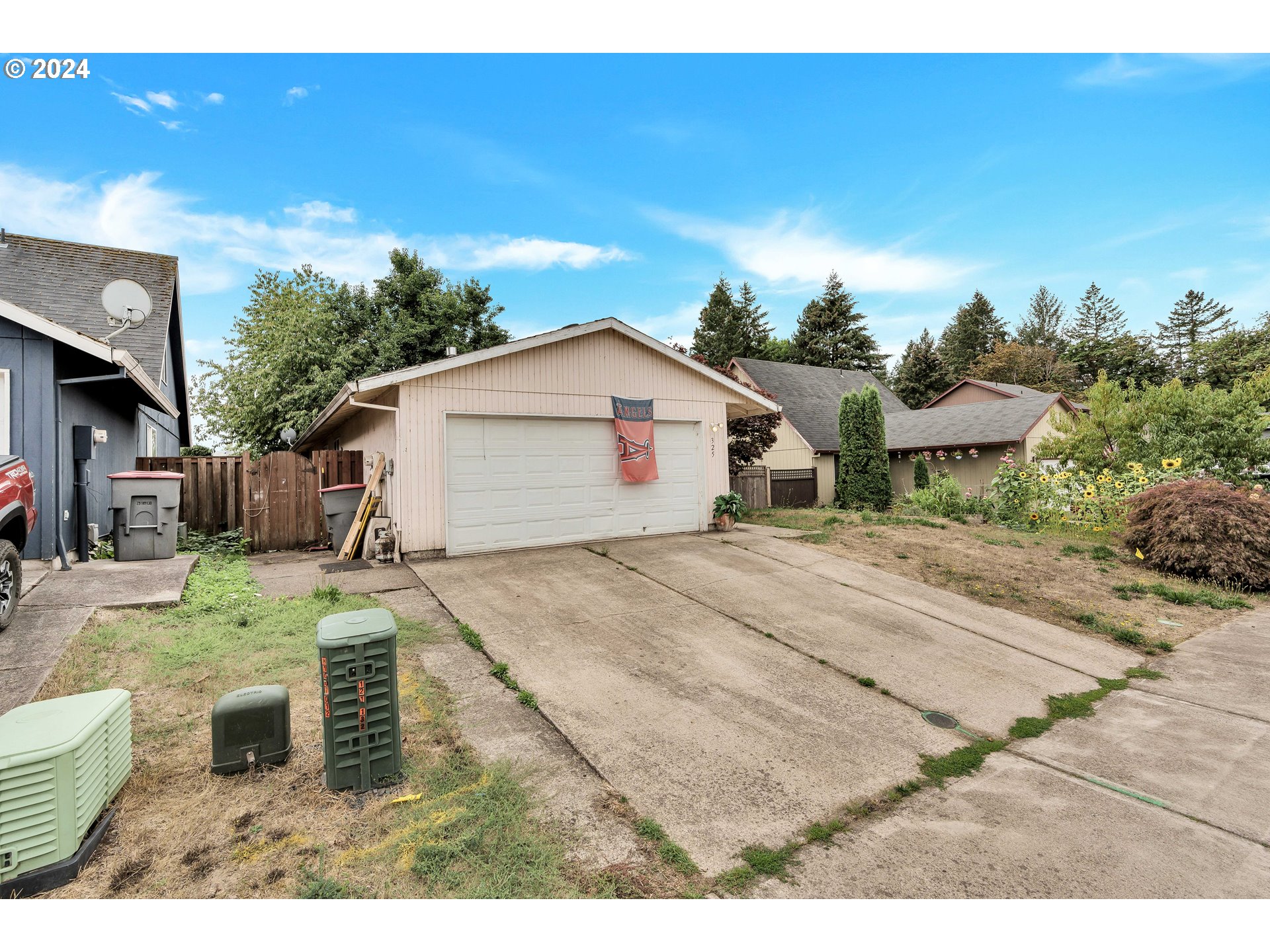325 Cosmo Street Lafayette, OR 97127 - Photo 3 of 29 a house view with a backyard space