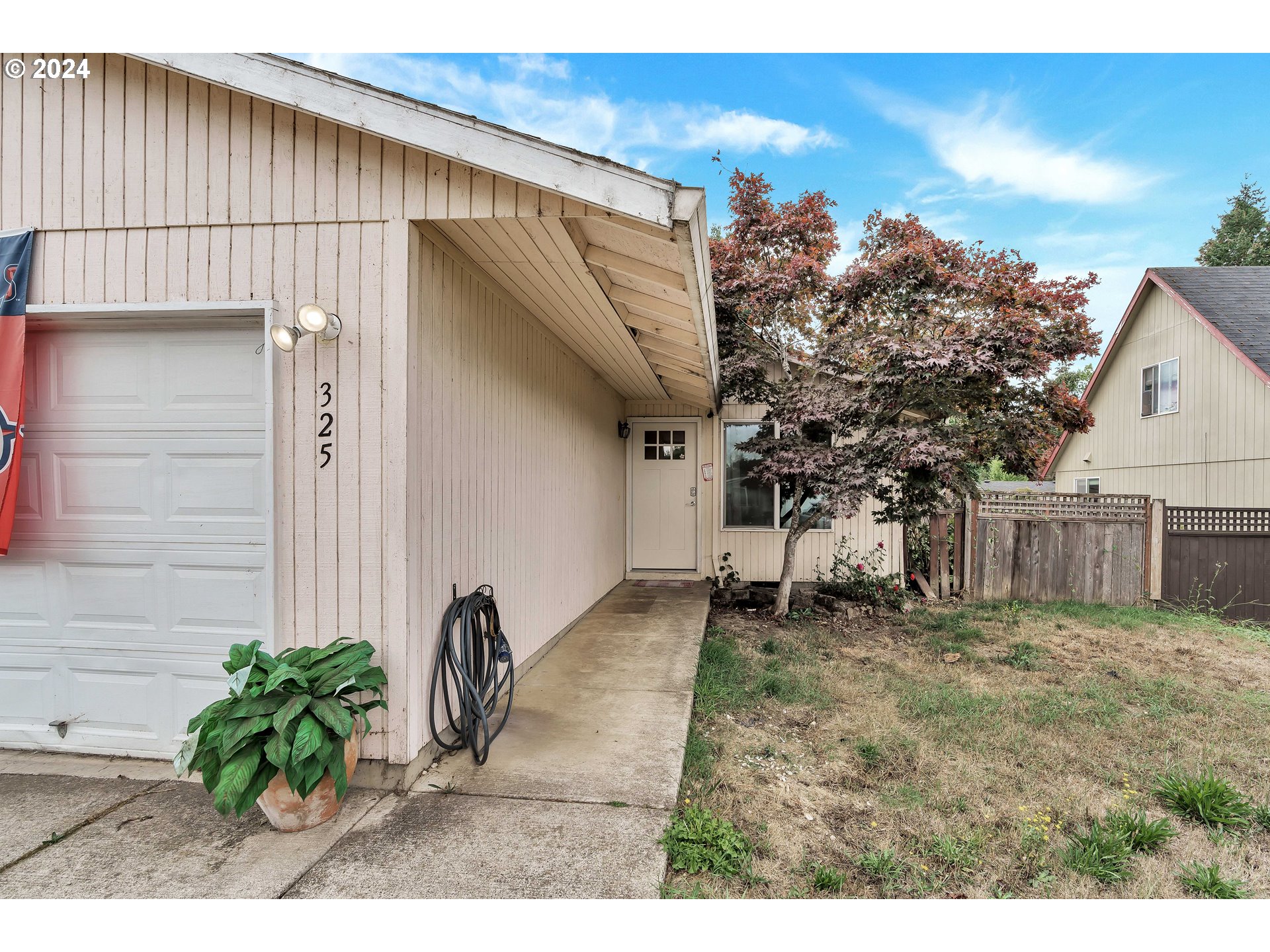 325 Cosmo Street Lafayette, OR 97127 - Photo 4 of 29 a backyard of a house