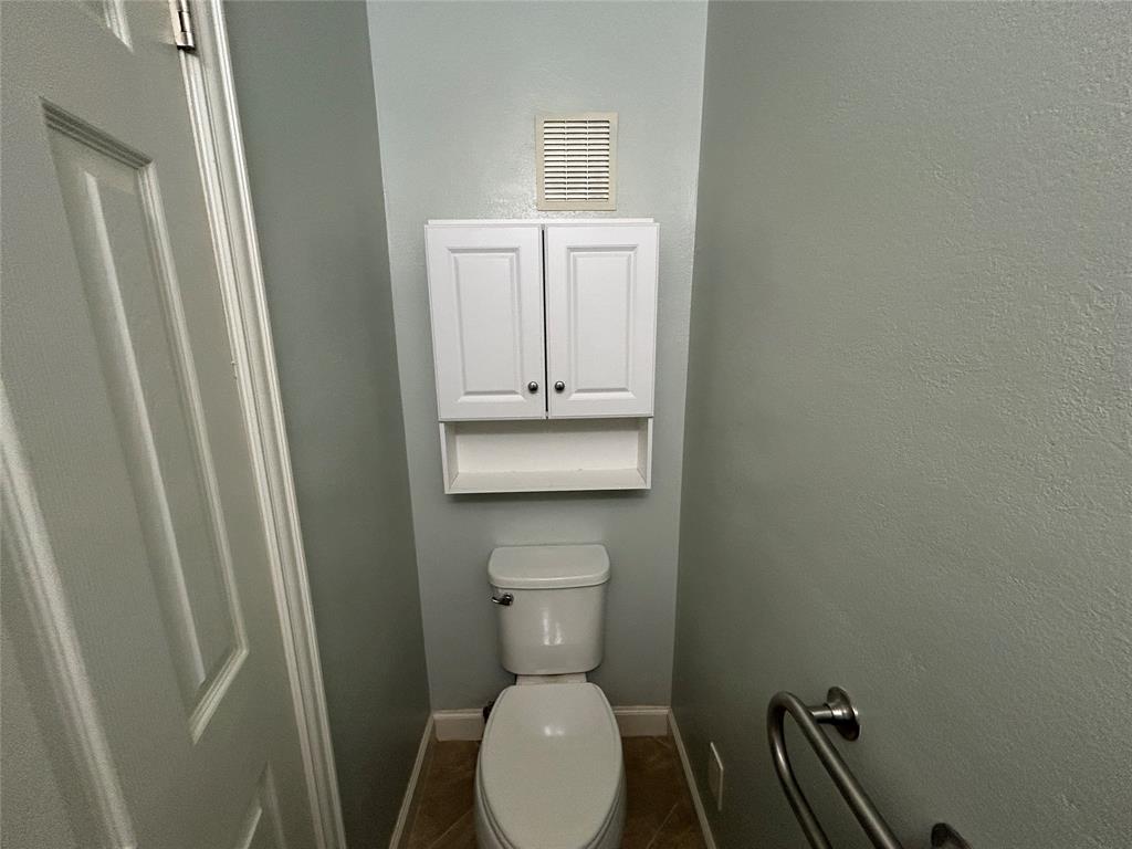 4535 North O'Connor Road, Unit 1216 Irving, TX 75062 - Photo 11 of 24 a bathroom with a toilet and a sink