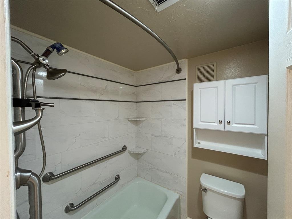 4535 North O'Connor Road, Unit 1216 Irving, TX 75062 - Photo 17 of 24 a bathroom with a shower a toilet and sink
