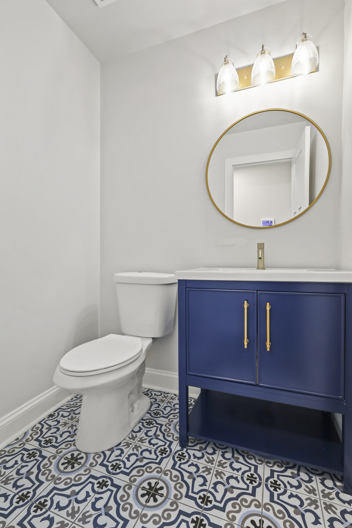 2420 Roxbury Lane Montgomery, IL 60538 - Photo 12 of 25 a bathroom with a toilet a sink and a mirror