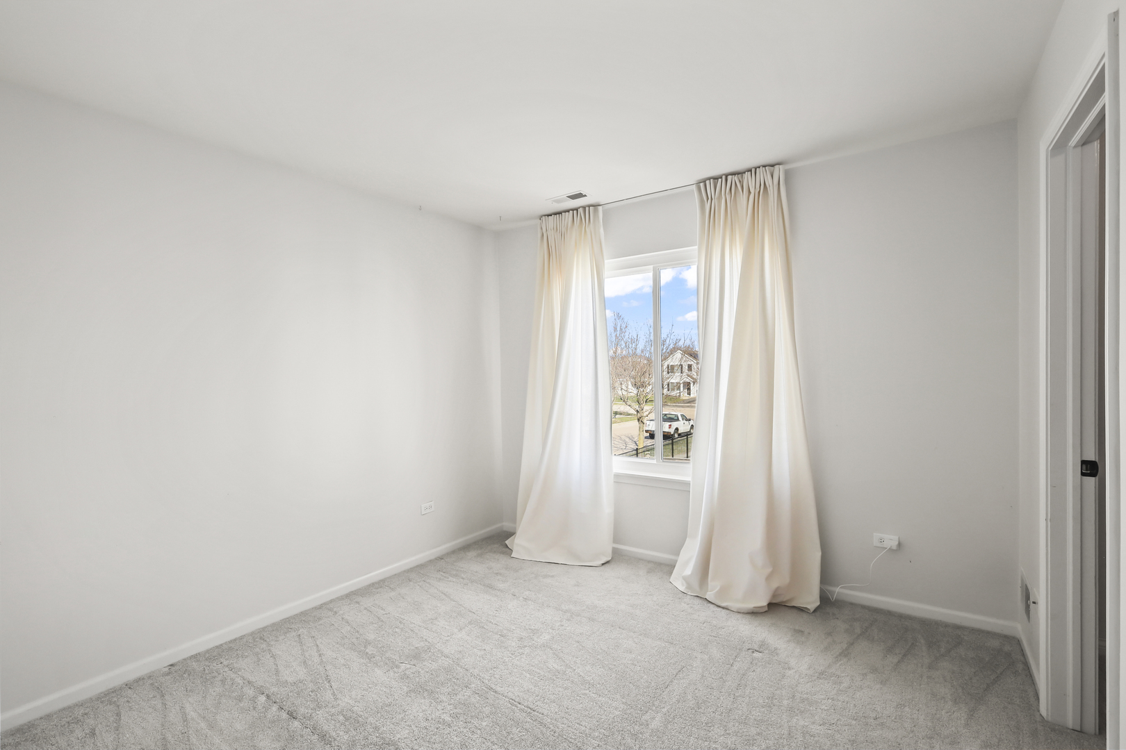 2420 Roxbury Lane Montgomery, IL 60538 - Photo 21 of 25 an empty room with windows and closet