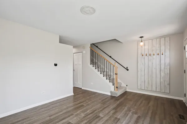 $300,000 | 2420 Roxbury Lane, Montgomery, IL 60538