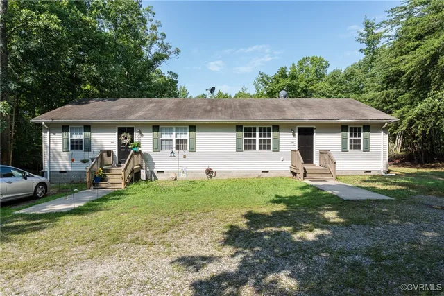 a view of a house with backyard