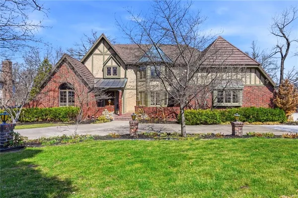 $949,950 | 8461 Maplewood Lane, Lenexa, KS 66215
