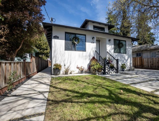 a view of a house with backyard