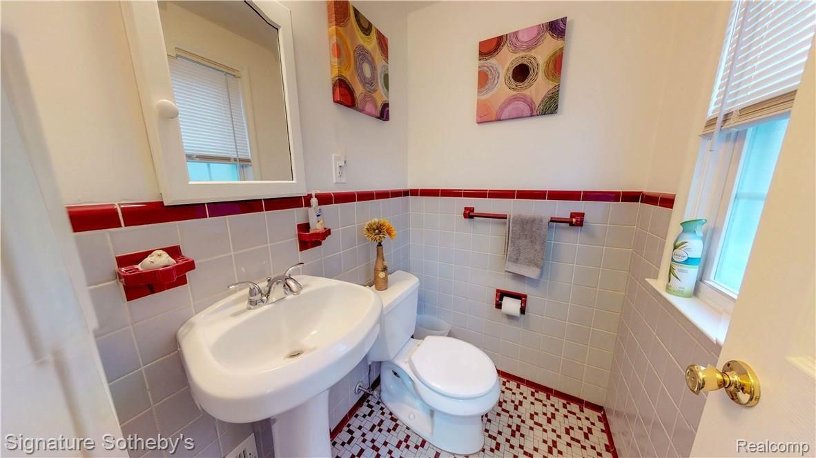 1932 Severn Road Grosse Pointe, MI 48236 - Photo 15 of 24 Powder Room