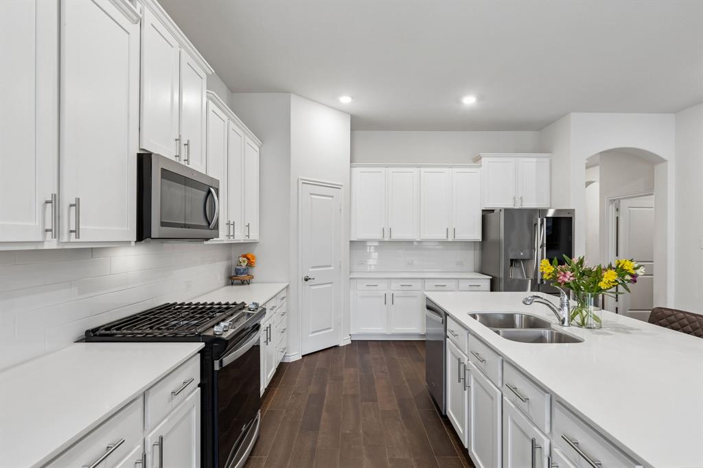 10925 Autry Ridge Lane Aubrey, TX 76227 - Photo 11 of 29