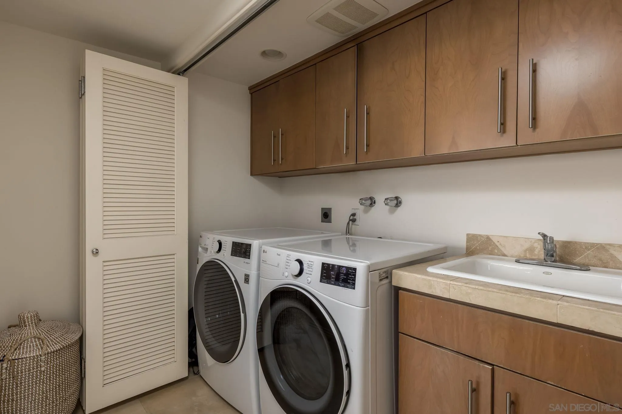 1722 Seaview Avenue Del Mar, CA 92014 - Photo 19 of 31 a utility room with sink dryer and washer
