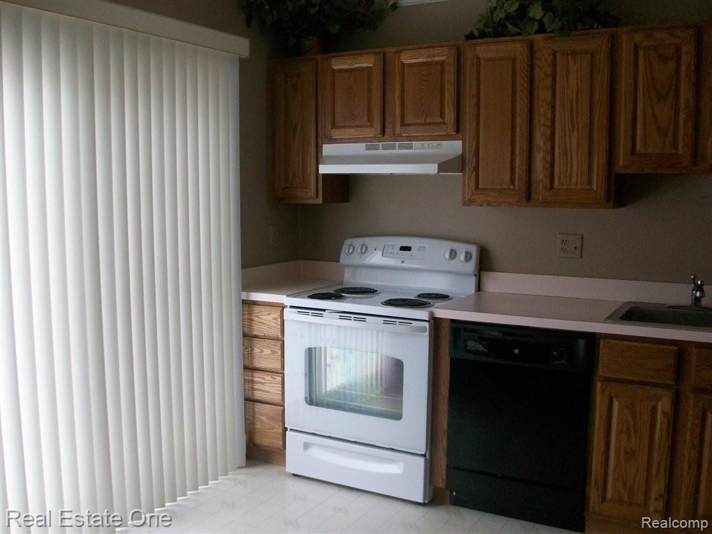 1128 Moreland Court Rochester, MI 48307 - Photo 5 of 14 doorwall off kitchen