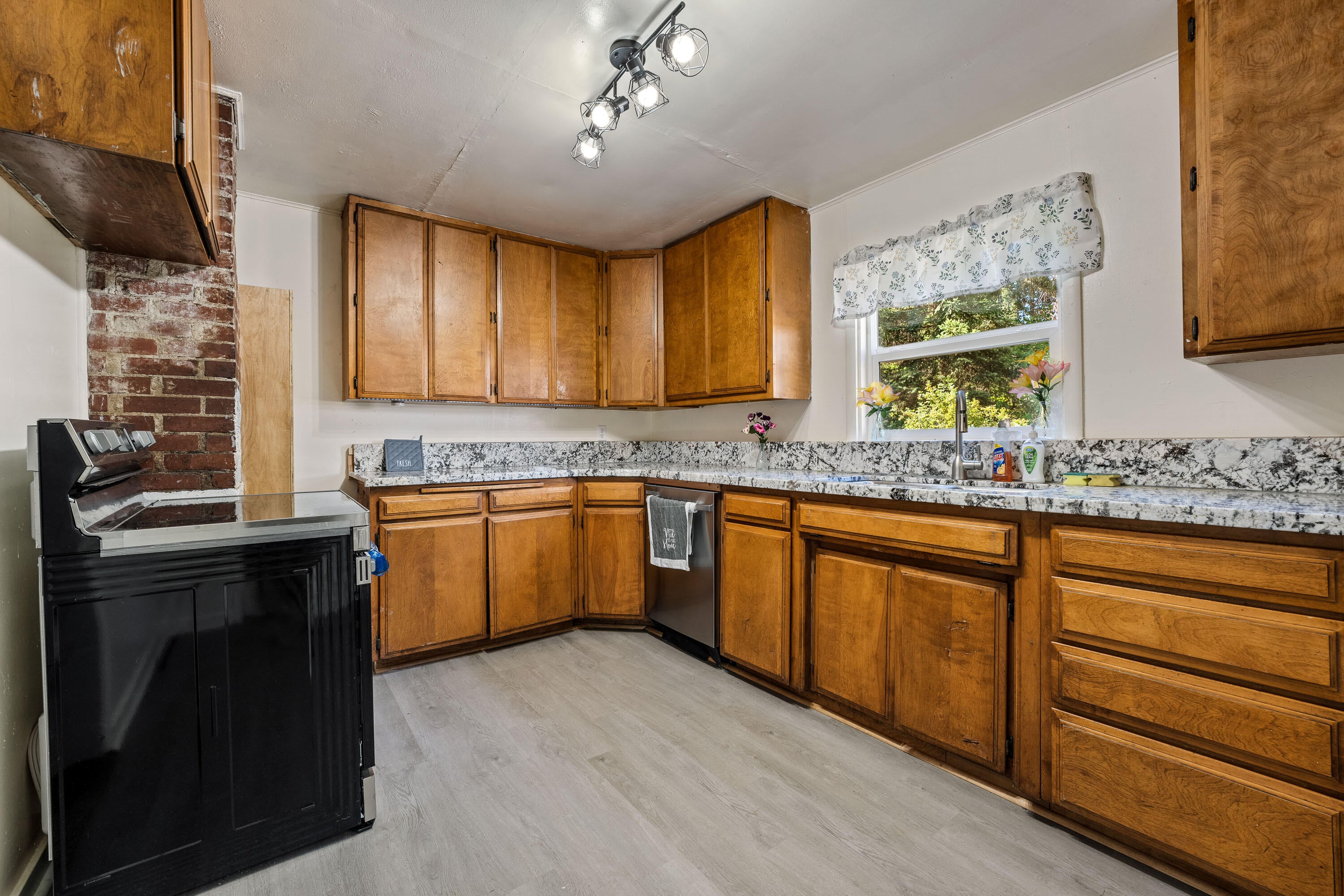 306 Red Blanket Road Prospect, OR 97536 - Photo 10 of 24 INT (6 of 17) (2)