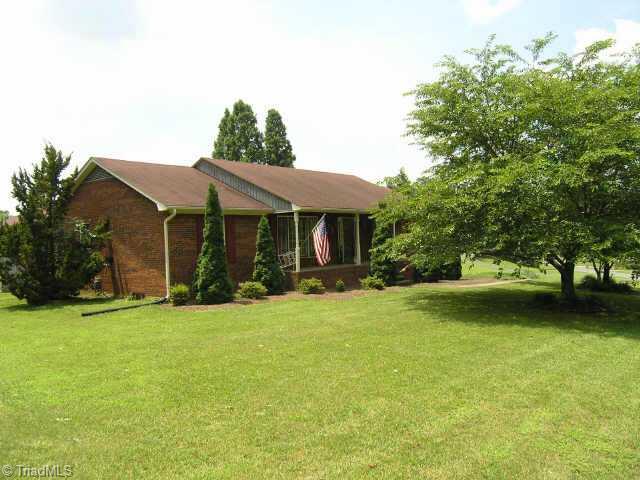 7049 Bridgewood Road Clemmons, NC 27012 - Photo 1 of 9 Exterior Front.