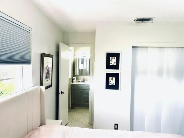 a en suite bathroom with a shower