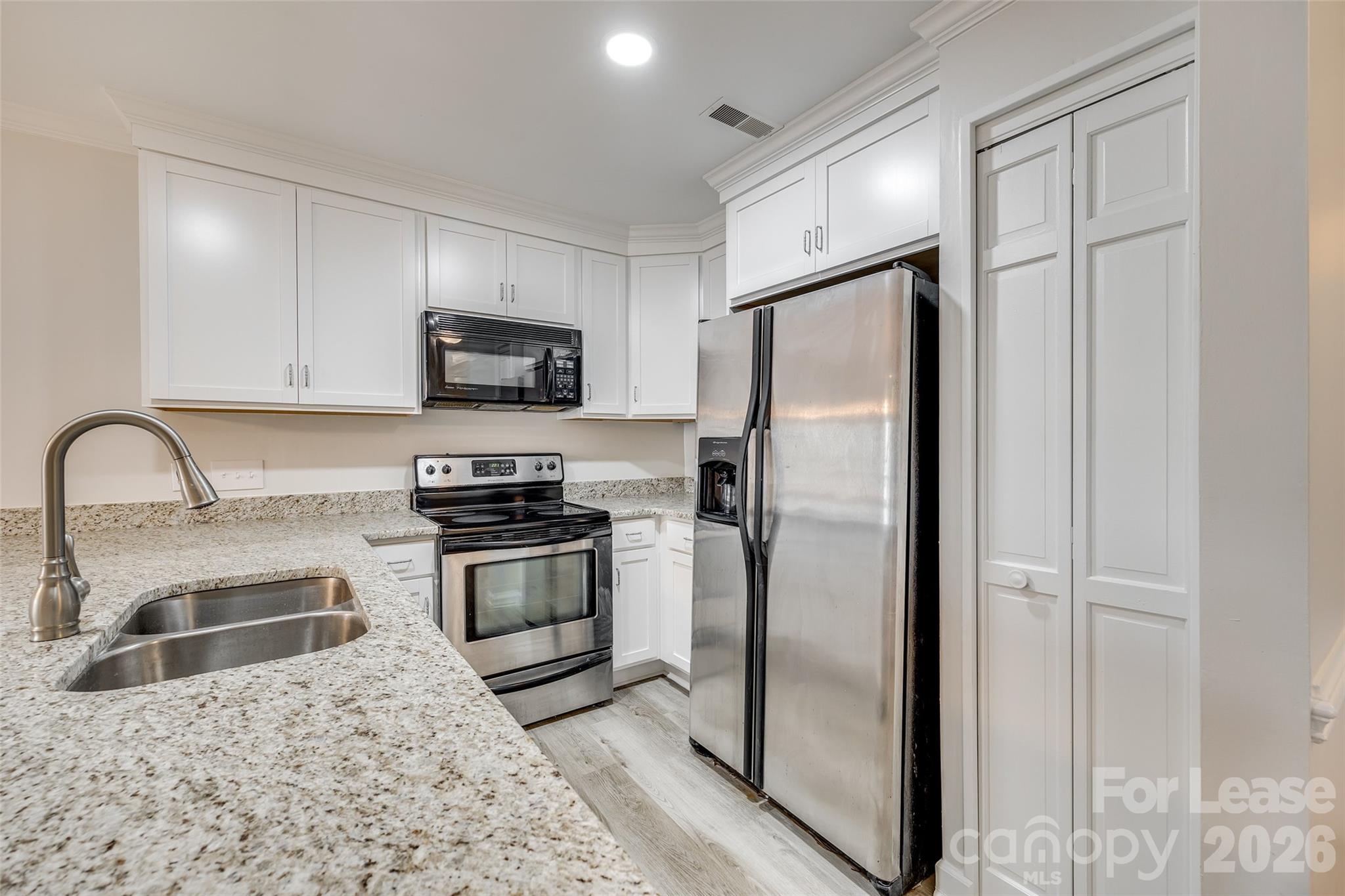 13822 Queens Harbor Road, Unit D Charlotte, NC 28278 - Photo 11 of 37