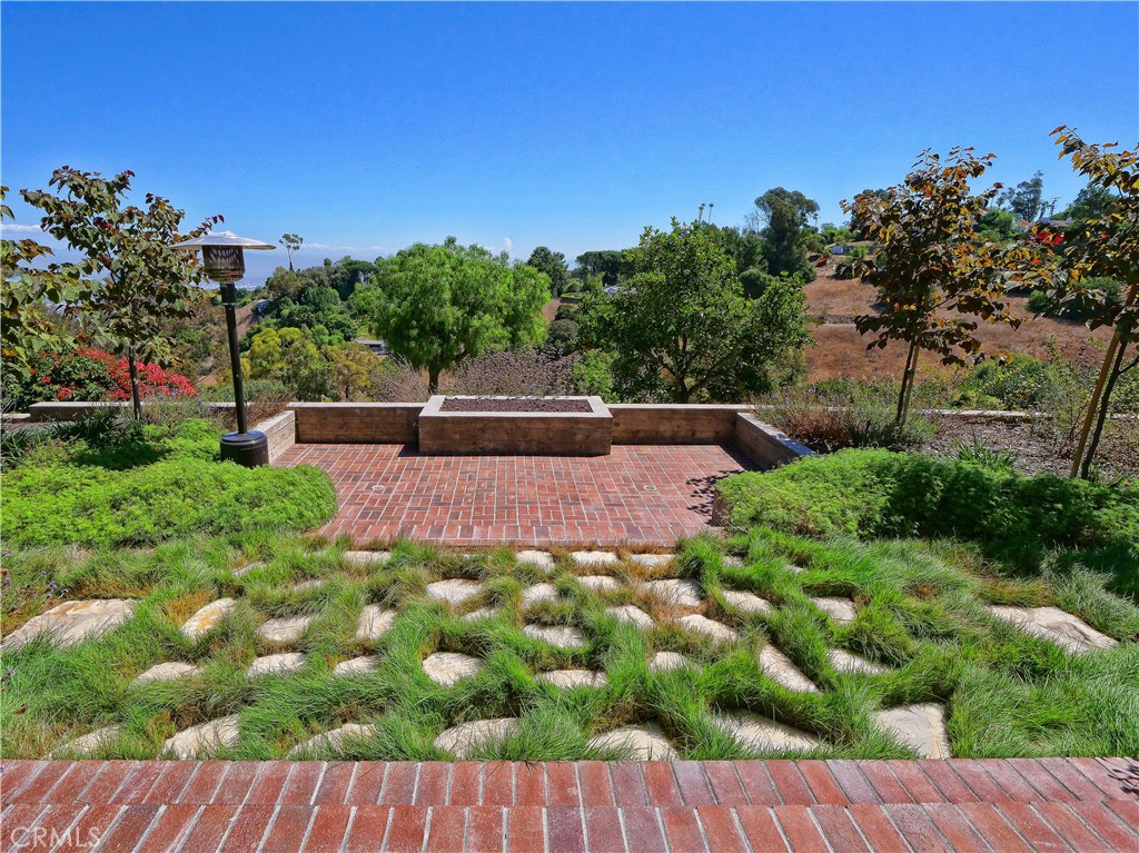 2 Flying Mane Road Rolling Hills, CA 90274 - Photo 37 of 49 a backyard of a house with lots of green space