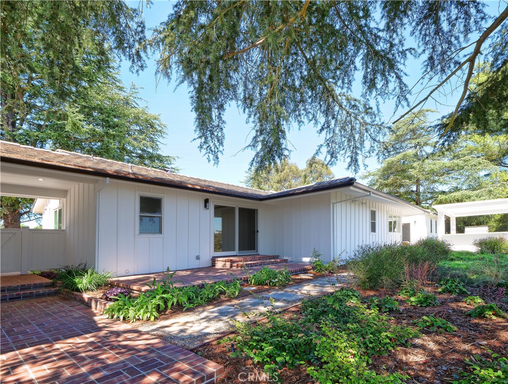 2 Flying Mane Road Rolling Hills, CA 90274 - Photo 38 of 49 a front view of house with yard and green space